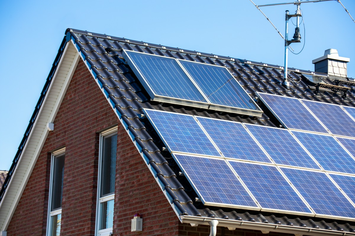 Jak dbać o swoje panele słoneczne, aby działały efektywnie przez długie lata?